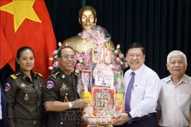 柬埔寨警卫司令部到永隆省走访拜年