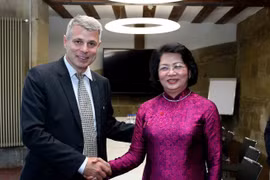 越南国家副主席邓氏玉盛会见瑞士伯尔尼州州长