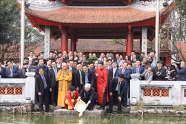 阮富仲同旅外越侨放鱼送灶神上天