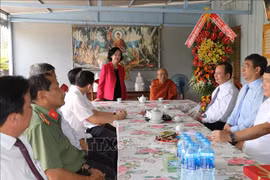 越共中央民运部部长张氏梅前往芹苴市开展佛诞节走访慰问活动