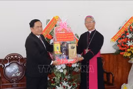 越南祖国阵线中央委员会主席陈青敏拜访归仁天主教教区主教座堂