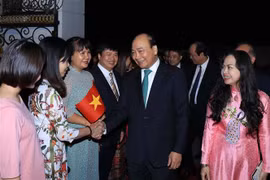 越南政府总理阮春福同旅缅越南人亲切交谈