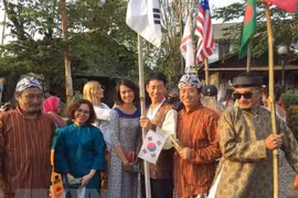 越南画家代表团参加印尼国际艺术展