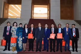 越南政府总理阮春福会见红星奖获奖青年企业代表
