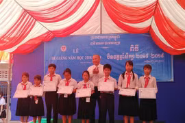 旅居柬埔寨越南侨胞子女的新进小学校举行2018-2019学年结业典礼
