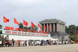 胡志明主席诞辰129周年：前来拜谒胡志明主席陵墓的游客达1万多人次