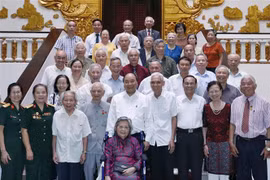政府总理阮春福会见胡伯伯身边工作的服务人员