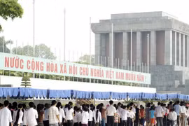 越南5天假期期间胡志明主席陵墓游客到访量4.5万多人次