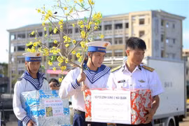越南海洋岛屿：向长沙群岛上军民送上新春祝福和慰问品