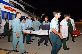 直升机将在长沙岛县上遇险病人安全送回陆地