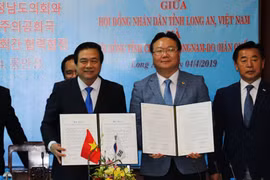 越南隆安省与韩国忠清南道签署合作协议