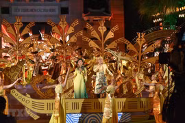 雄王祭祖日假期：各地旅游景点接待大量游客前来参观