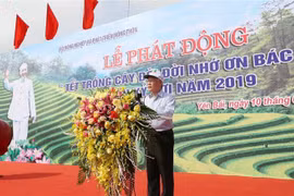 阮富仲出席“世代铭记胡伯伯之恩”植树节启动仪式