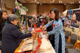 越南积极参加亚太妇女友好会的义卖活动