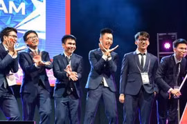越南6名学生以优异表现摘下了两枚金牌和四枚银牌，让越南队进入最佳成绩前十名榜单