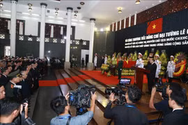 原国家主席黎德英大将追掉会在全国三地举行 越南党和国家领导人挥泪送别