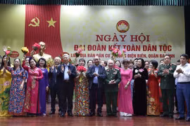 阮春福和阮氏金银等国家领导人走下基层出席 “全民族大团结日”庆祝活动