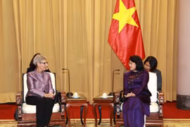 国家副主席邓氏玉盛会见澳大利亚维多利亚州州长琳达·德绍