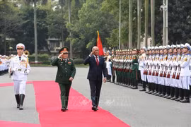 菲律宾国防部长洛伦扎纳对越南进行正式访问