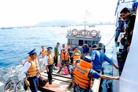 越南海警为渔民放心出海保驾护航