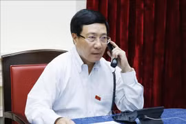 越南政府副总理兼外交部长范平明与新加坡外长维文进行电话会谈