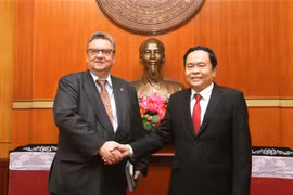 越南祖国阵线中央委员会主席陈青敏会见芬兰新任驻越大使