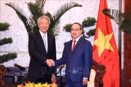 胡志明市市委书记阮善仁会见新加坡副总理张志贤