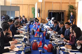 越法企业对接活动在巴黎举行
