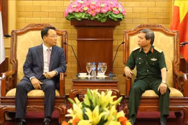 越南人民军总政治局副主任杜根中将会见韩国军队代表团