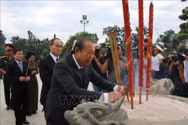 胡志明市领导上香缅怀英雄烈士