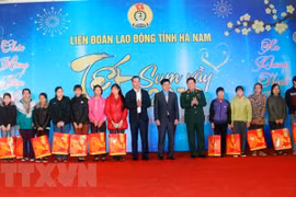 春节团聚活动为工人送去温暖