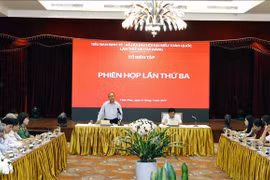 阮春福主持召开越南共产党第十三次全国代表大会经济社会委员会小组编辑组第三次会议
