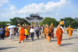 出席2019年联合国卫塞节的代表参观宁平省沛顶寺