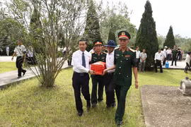 清化省为18具在老挝牺牲的越南烈士遗骸举行追悼会和安葬仪式