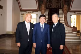 胡志明市领导会见日本政府政治顾问饭岛勋