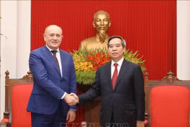 越共中央经济部部长会见俄罗斯天然气工业公司高级代表团