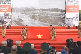 首都河内解放65周年：再现首都得到解放当天举行的历史性升旗仪式