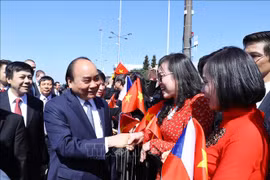 政府总理阮春福抵达布拉格开始对捷克进行正式访问