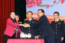 阮氏金银走访海关总局和越南外贸股份商业银行
