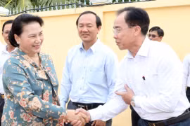 国会主席阮氏金银在芹苴市继续开展选民接待活动