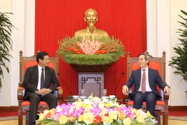 越共中央经济部部长阮文平会见老挝国家经济研究院工作代表团