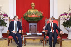 越共中央经济部长阮文平会见丹麦能源、能效和气候事务大臣
