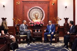 胡志明市市委书记阮善仁会见美国前总统奥巴马