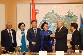 越南国会主席阮氏金银看望旅居俄罗斯鞑靼斯坦共和国越南人代表