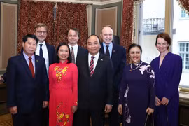 越南政府总理阮春福会见瑞典外交家和专家