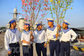 组图：海军第二军区工作代表团前往DK1高脚屋和昆岛送去关怀温暖