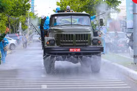 组图：在岘港市各条街道上喷洒消毒液，防控疫情