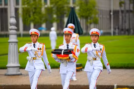 组图：越南举行降半旗仪式 对原越共中央总书记黎可漂致哀