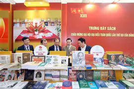 组图：喜迎越共十三大的资料图书展展示诸多好书与珍贵资料