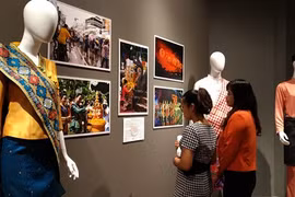 组图：2020年东盟各国传统服饰展精彩亮相首都河内